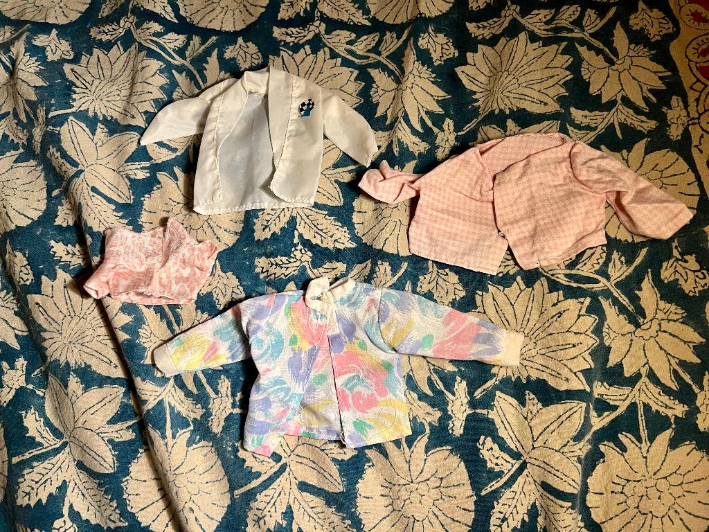 Vintage retro barbie sindy fleur blouse shirt barbiekleren, Verzamelen, Ophalen of Verzenden, Zo goed als nieuw, Kleertjes