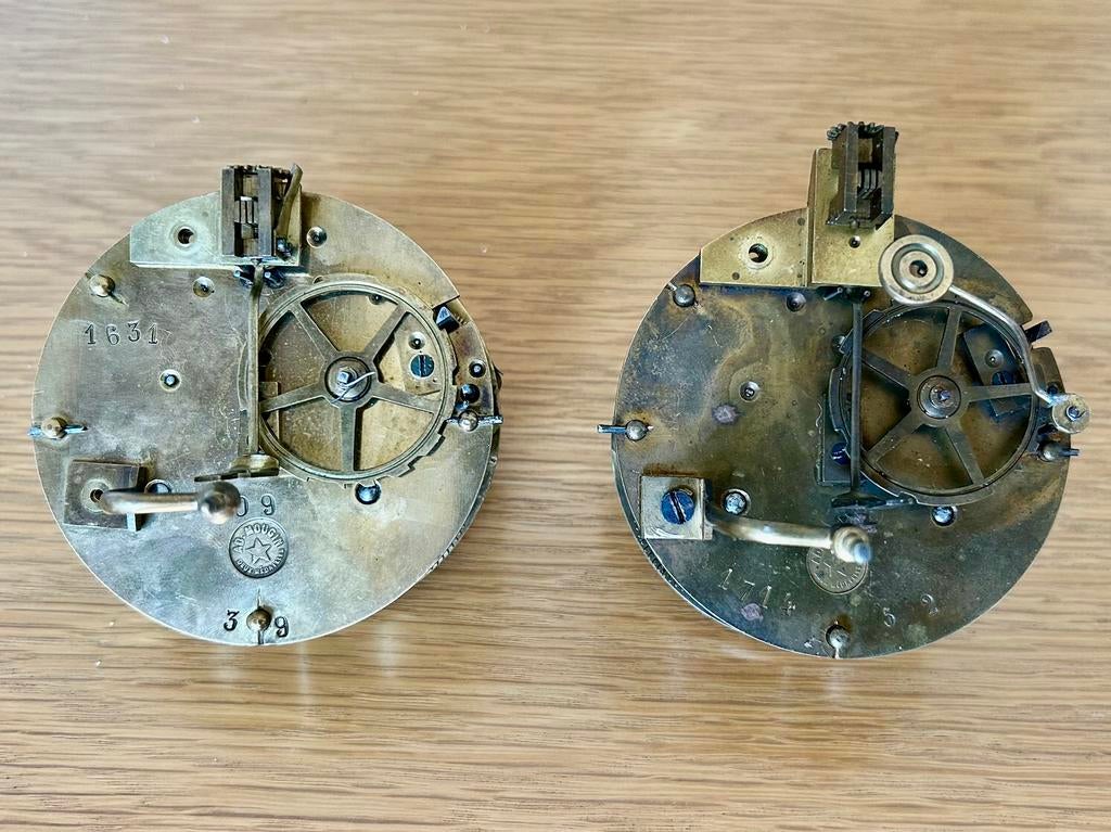 2 Franse pendule uurwerken AD MOUGIN (ONDERDELEN), Ophalen of Verzenden