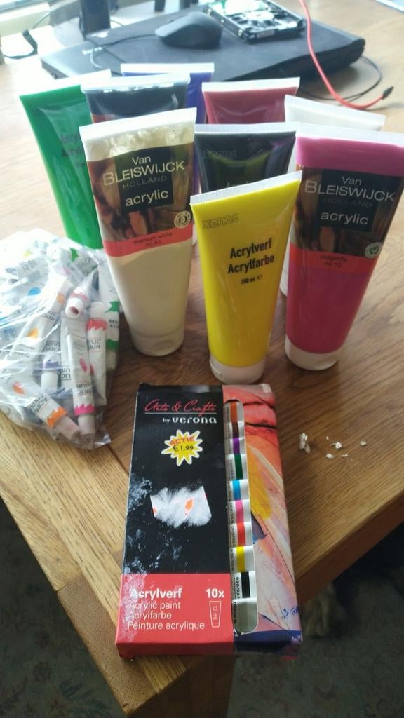 Acrylverf allemaal wat uit, Ophalen
