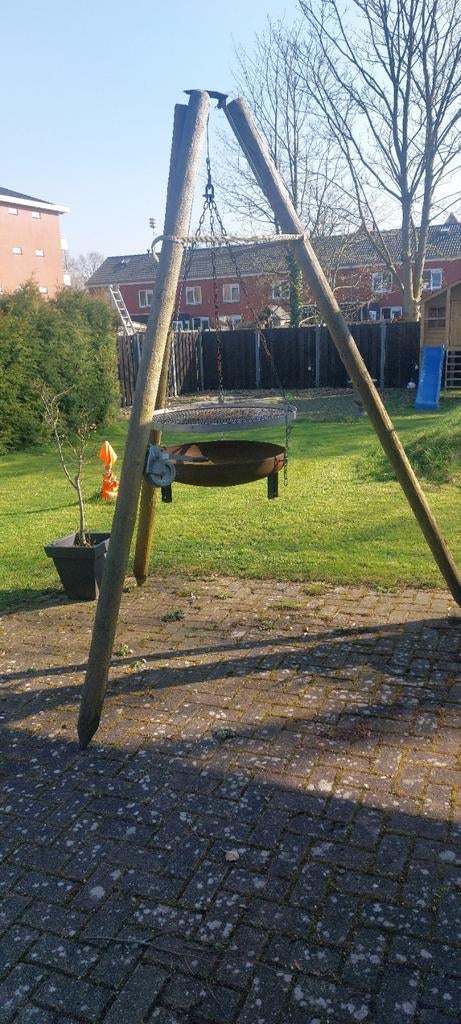 Houtskoolbarbecue op driepoot, Ophalen, Gebruikt, Eigen bouw