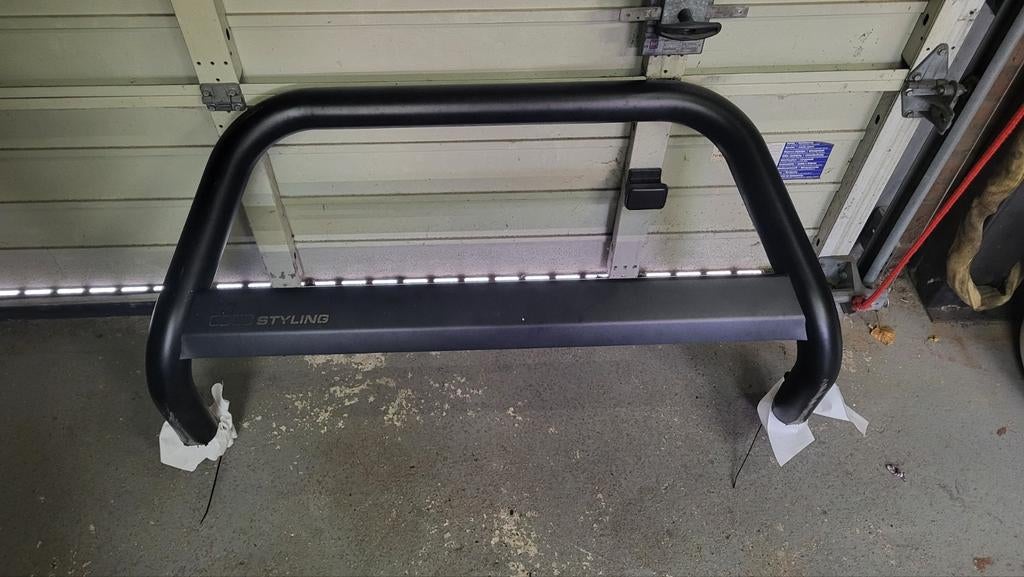 Zwarte bullbar met 'STYLING' opschrift, Ophalen