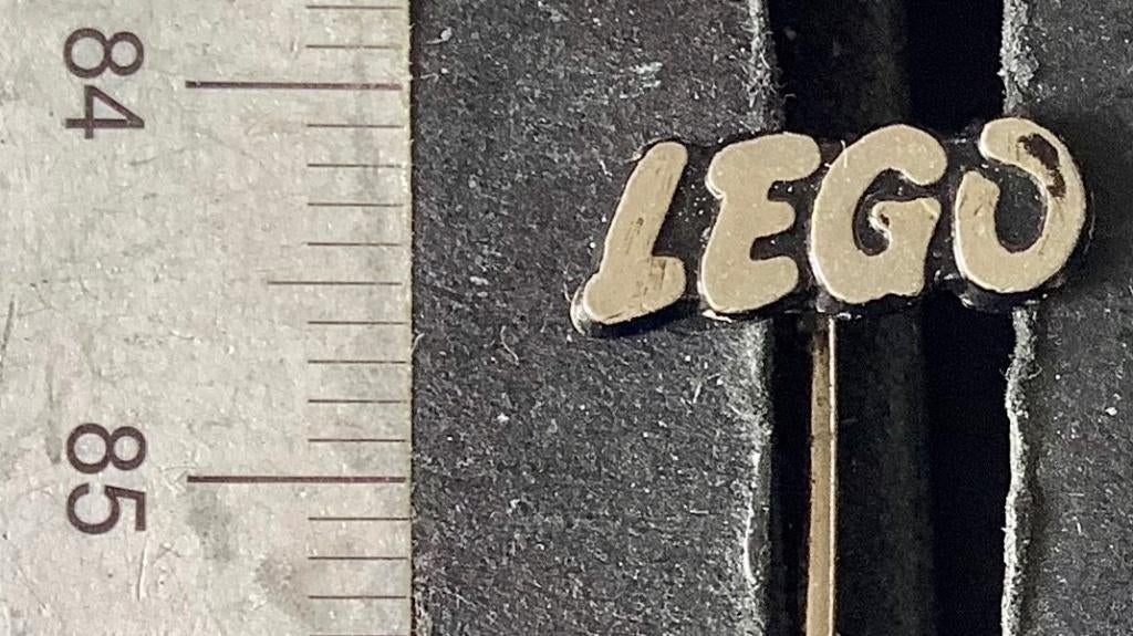 speld, Lego, tekst (B3, Verzamelen, Speldjes, Pins en Buttons, Verzenden, Gebruikt, Merk, Speldje of Pin