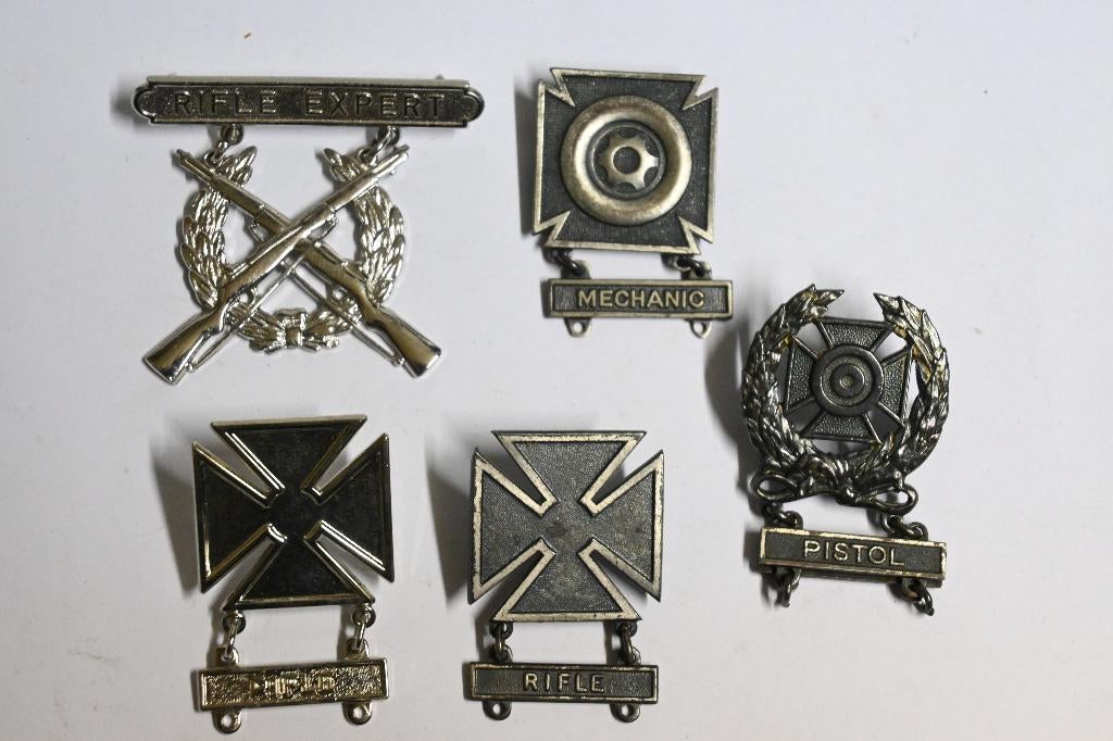 US army marksman rifle pistol qualification badge amerika, Ophalen of Verzenden, Landmacht, Amerika, Embleem of Badge