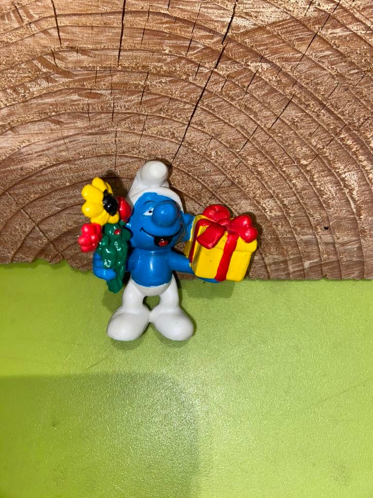 Smurfen smurf met kado en bloemen, Verzamelen, Smurfen, Ophalen of Verzenden, Zo goed als nieuw, Verschillende Smurfen
