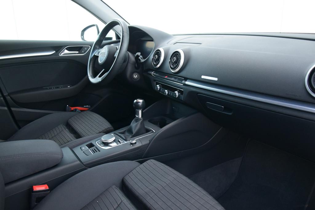 Audi A3 Sportback 30 TFSI Advance Digi/Cockpit Sportstoelen, Auto's, Audi, Voorwielaandrijving, Stof, Gebruikt, 1165 kg