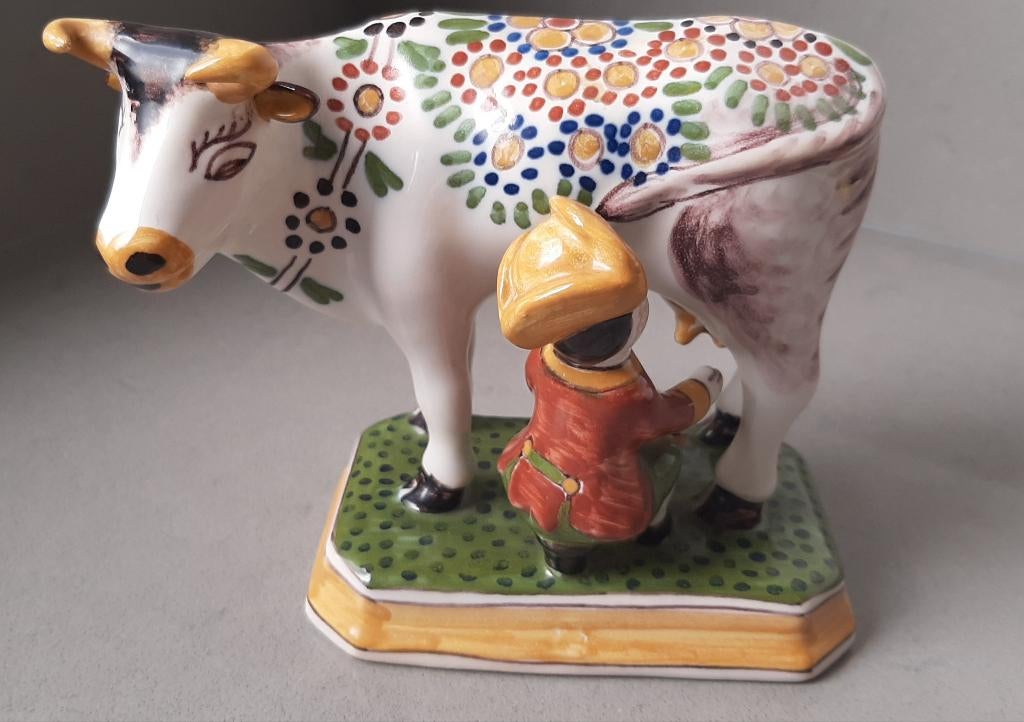 Makkum Tichelaar koe met melker/boer, Antiek en Kunst, Verzenden