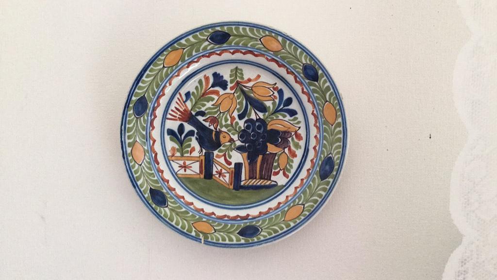 Decoratief bord met vogel en bloemen - Tichelaar Makkum, Antiek en Kunst, Antiek | Wandborden en Tegels, Ophalen of Verzenden