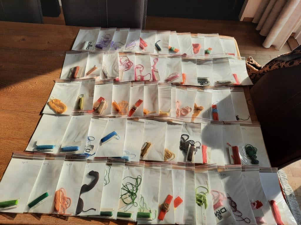 Borduurgaren (DMC) met borduur patronen (boekjes), Ophalen of Verzenden, Zo goed als nieuw, Borduurgaren of Zijde