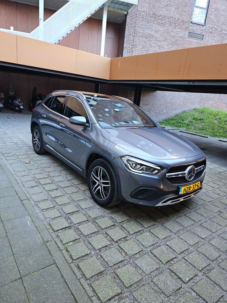 Mercedes-Benz GLA 250 e 218pk 8G-DCT 2021 Grijs, Auto's, Mercedes-Benz, 1800 kg, Zwart, 1675 kg, SUV of Terreinwagen