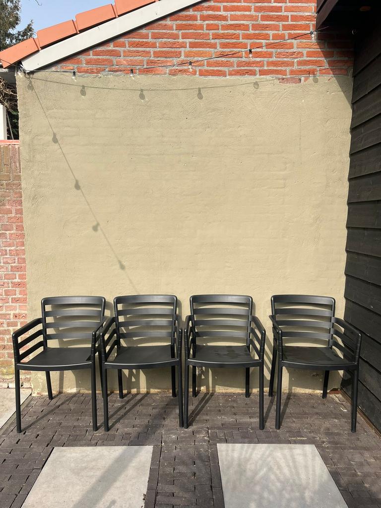 4 stapelbare zwarte tuinstoelen Kick Collection, Ophalen, Gebruikt, Kunststof