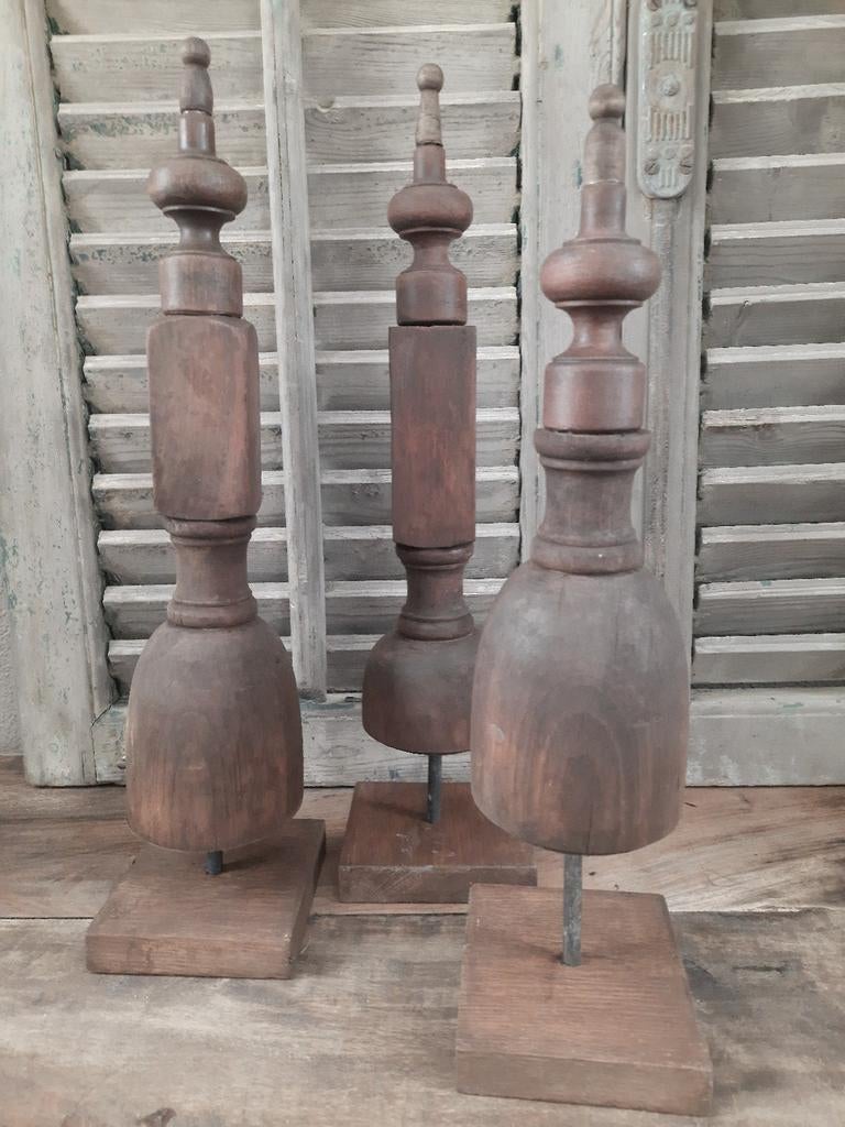 Drie massief houten pinakels op voet ornament stoer sober, Ophalen, Gebruikt