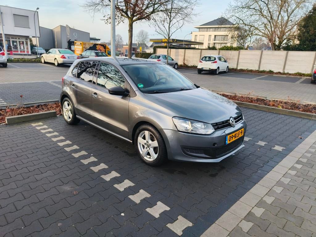 Volkswagen Polo 1.2 12V 44KW 2010 donkergrijs, Voorwielaandrijving, 40 €/maand, Zwart, 1198 cc