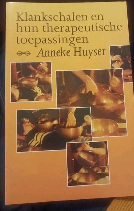 A. Huyser - Klankschalen en hun therapeutische toepassingen, Boeken, Astrologie, Overige typen, Ophalen of Verzenden, Zo goed als nieuw