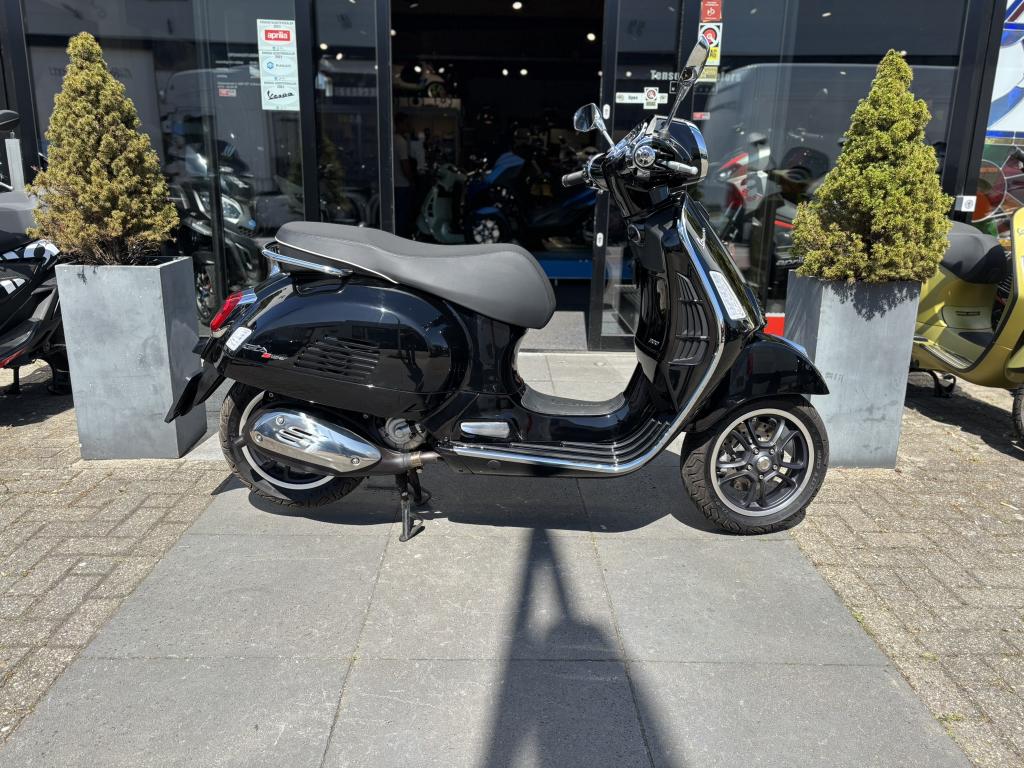 Vespa GTS 300 Super HPE Eindjaar Deal