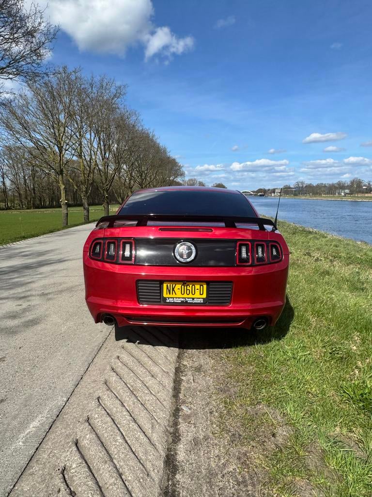 Ford Mustang, Auto's, Ford, Particulier, Mustang, Benzine, Euro 5, Coupé, Automaat, Rood, Zwart, Stof, Achterwielaandrijving, Onderhoudsboekje