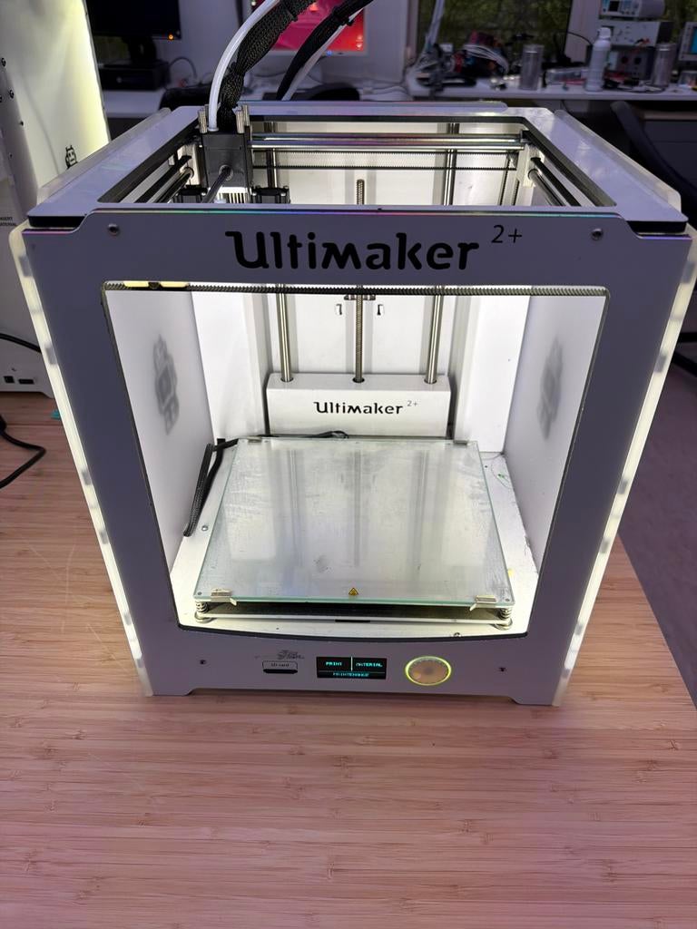 4x Ultimaker 2+ en 1x Extended+ 3D printers - Nagekeken, Ophalen, Gebruikt