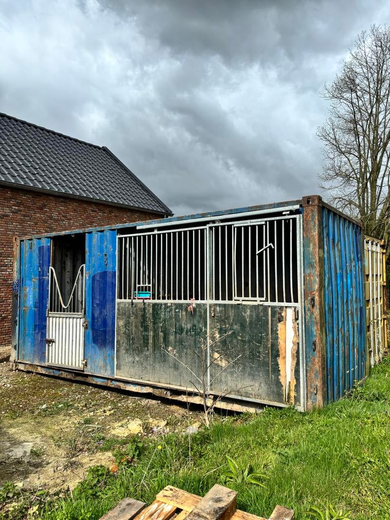 Stalcontainer met 2 stallen en voorraadhok