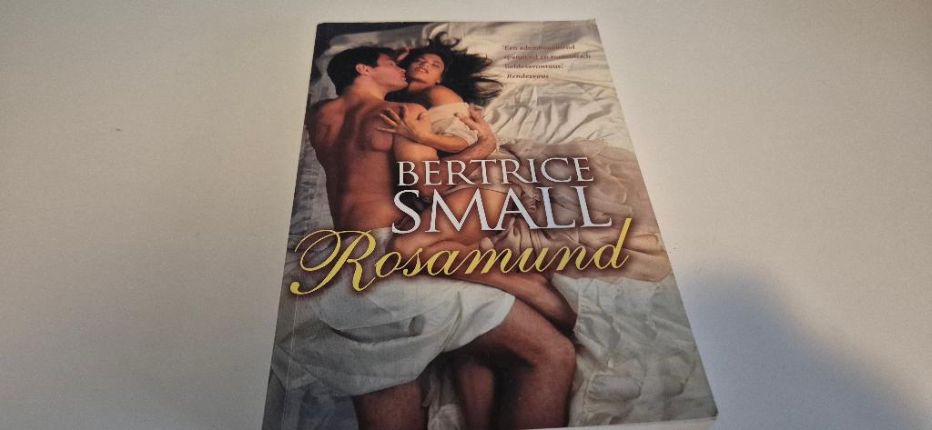 Bertrice Small – Rosamund, Boeken, Ophalen of Verzenden, Gelezen, Bertrice Small
