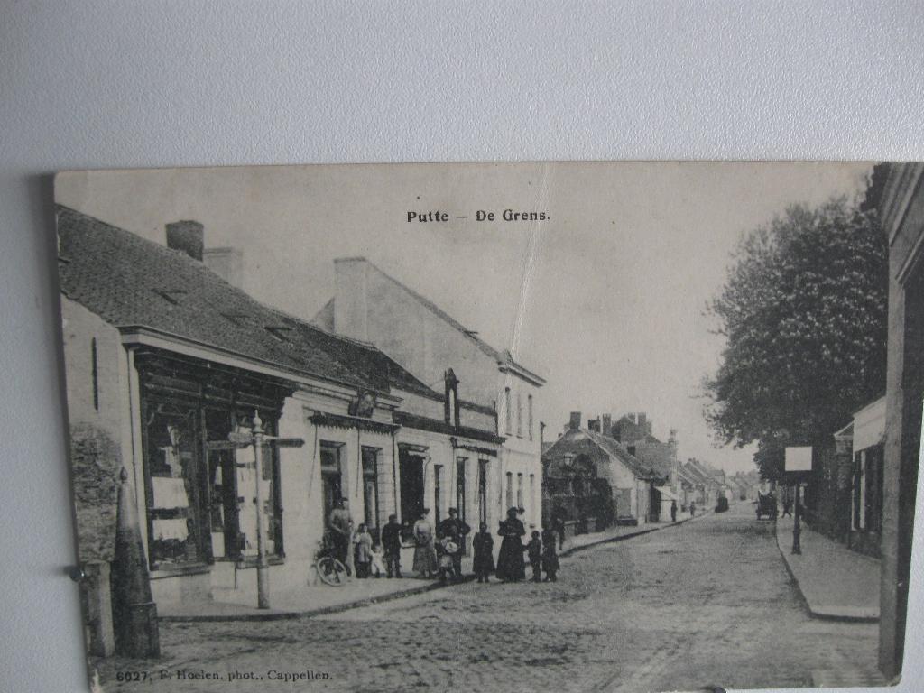 9262-3 Putte, De Grens met veel volk oa pastoor, Ophalen of Verzenden, Voor 1920, Noord-Brabant