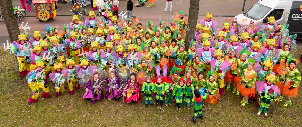 Grote loopgroep carnaval 166 pakken, Ophalen, Zo goed als nieuw, Pak of Jurk