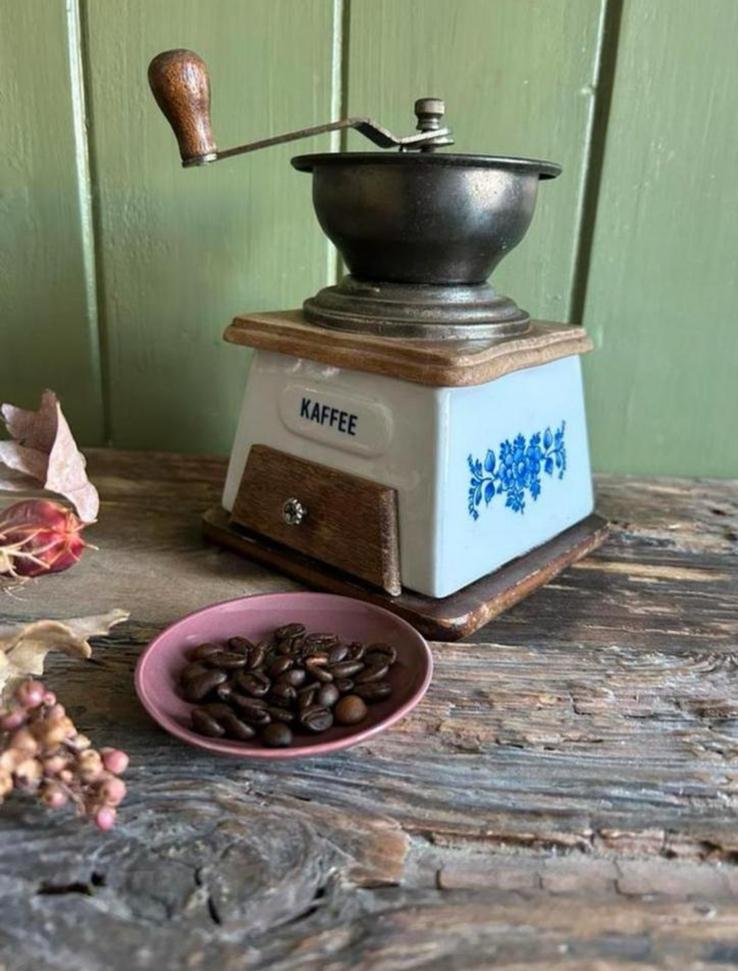 Oude koffiemolen met porselein, Antiek en Kunst, Curiosa en Brocante, Ophalen of Verzenden