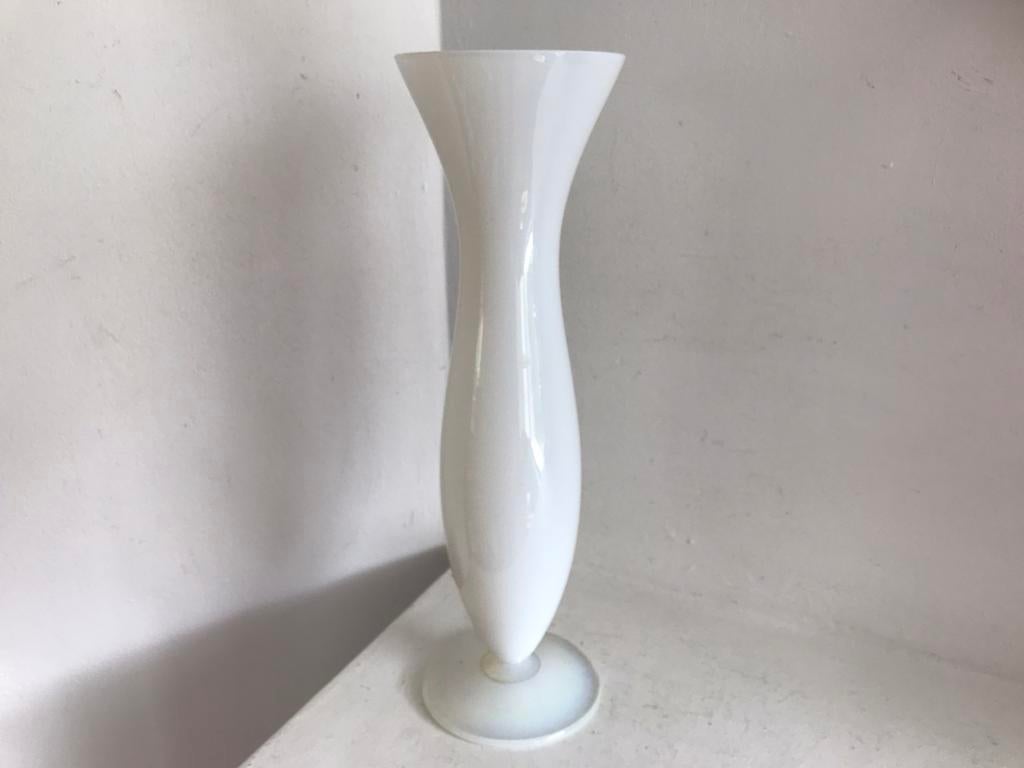Opaline witte vaas op voet / Sèvres Frankrijk, Ophalen of Verzenden