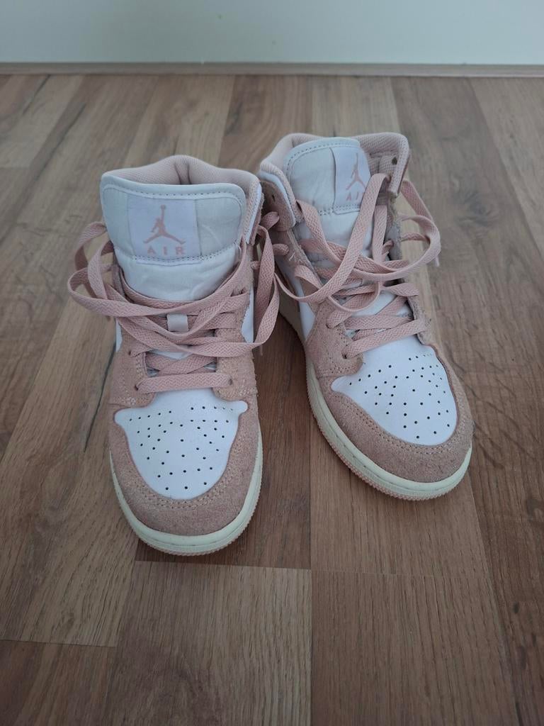 Air Jordan 1 Mid SE Legend Pink - Maat 37,5, Kinderen en Baby's, Meisje, Air Jordan, Schoenen, Ophalen of Verzenden