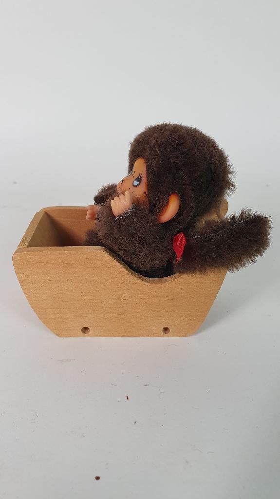 Vintage Mini Monchhichi poppetje, houten slee. 8B11, Tweedehands verkoop, Tweedehands verkoop, Gebruikt, Ophalen of Verzenden