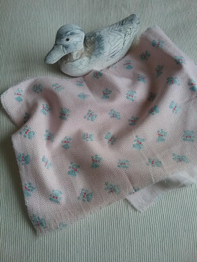 2 lapjes katoenen flanel met beertjes., Gebruikt, Ophalen of Verzenden, Katoen, Roze