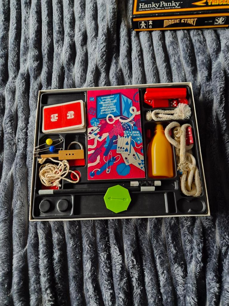 Goocheldoos met diverse trucs, Ophalen of Verzenden, Gebruikt, Fopartikel, Verjaardag