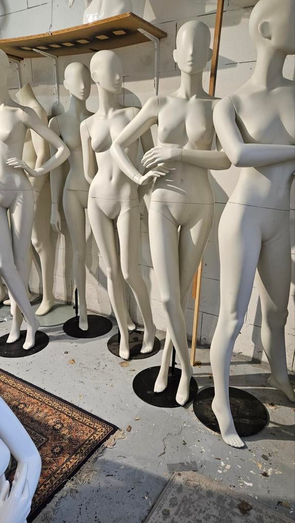 Lichtgrijze dames etalagepoppen paspoppen, Ophalen, Zo goed als nieuw