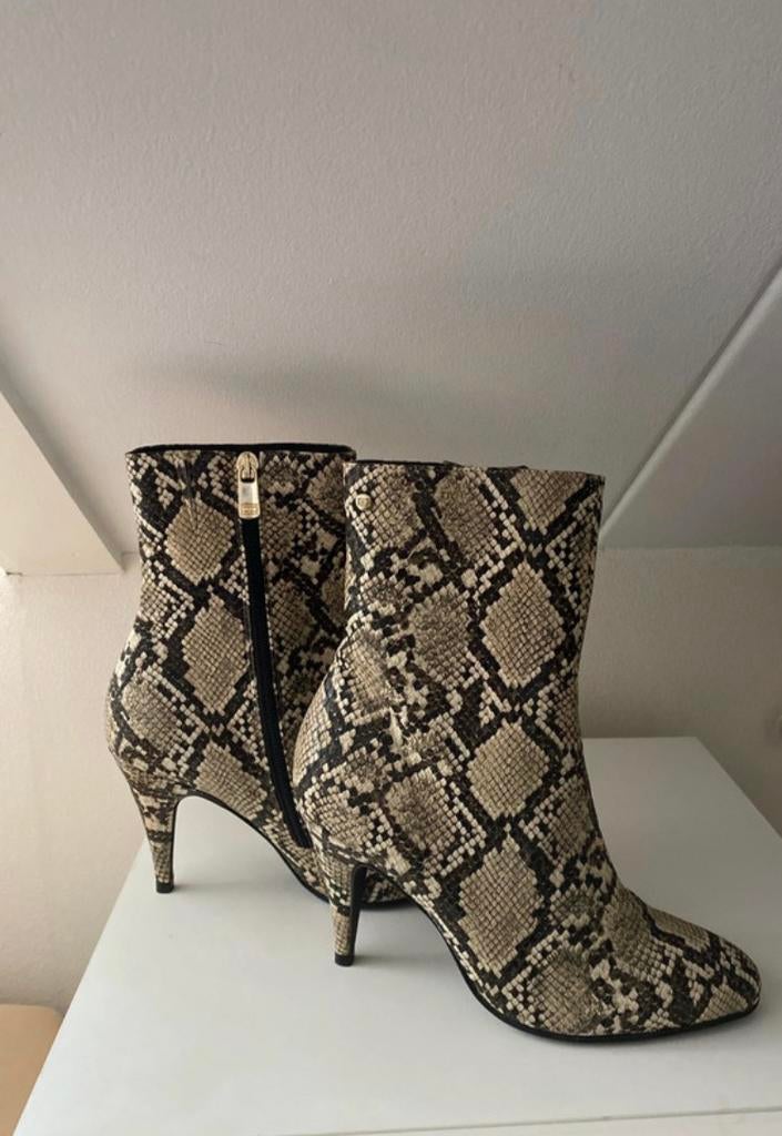 Tommy Hilfiger enkellaarsjes, maat 37, Overige kleuren, Lage of Enkellaarzen, Ophalen of Verzenden, Zo goed als nieuw