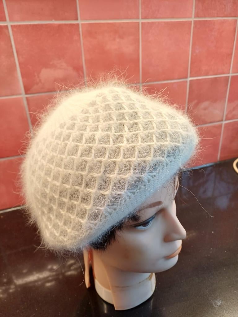 Wit met grijze angora muts, Ophalen of Verzenden, Zo goed als nieuw, Overige maten, Muts