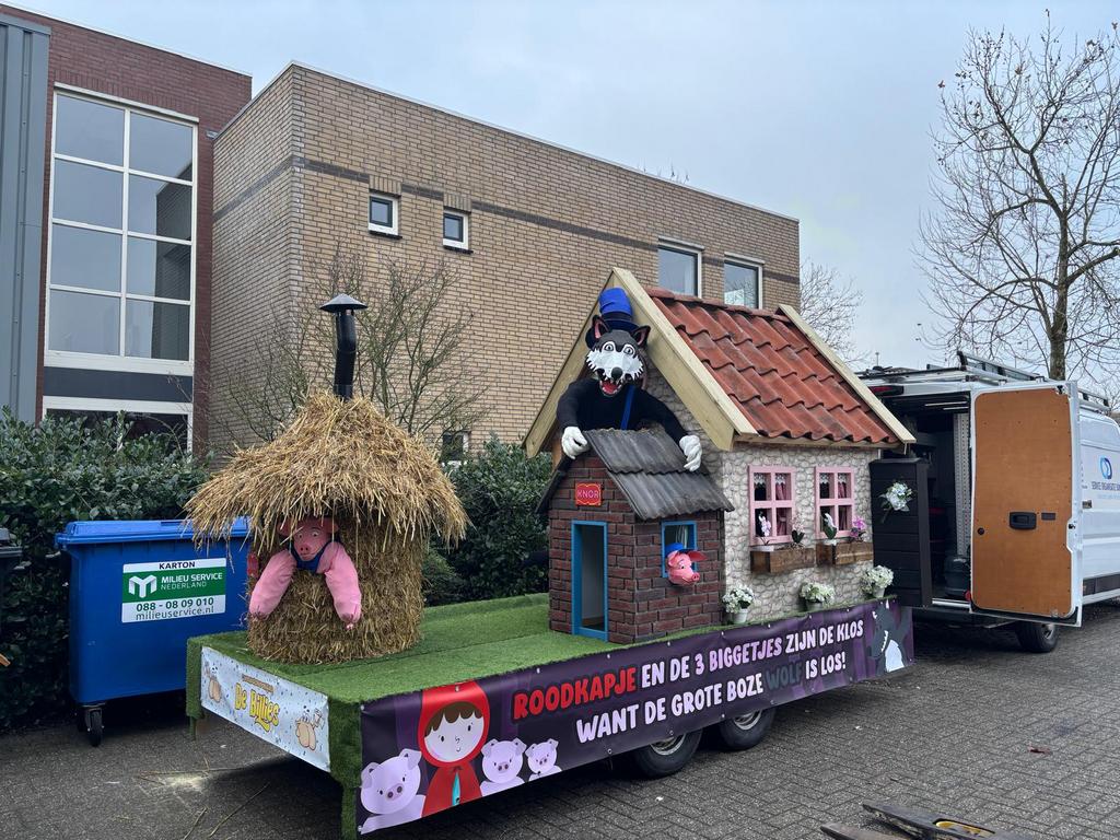 Opbouw carnavalswagen grote boze wolf, Ophalen, Zo goed als nieuw, Versiering