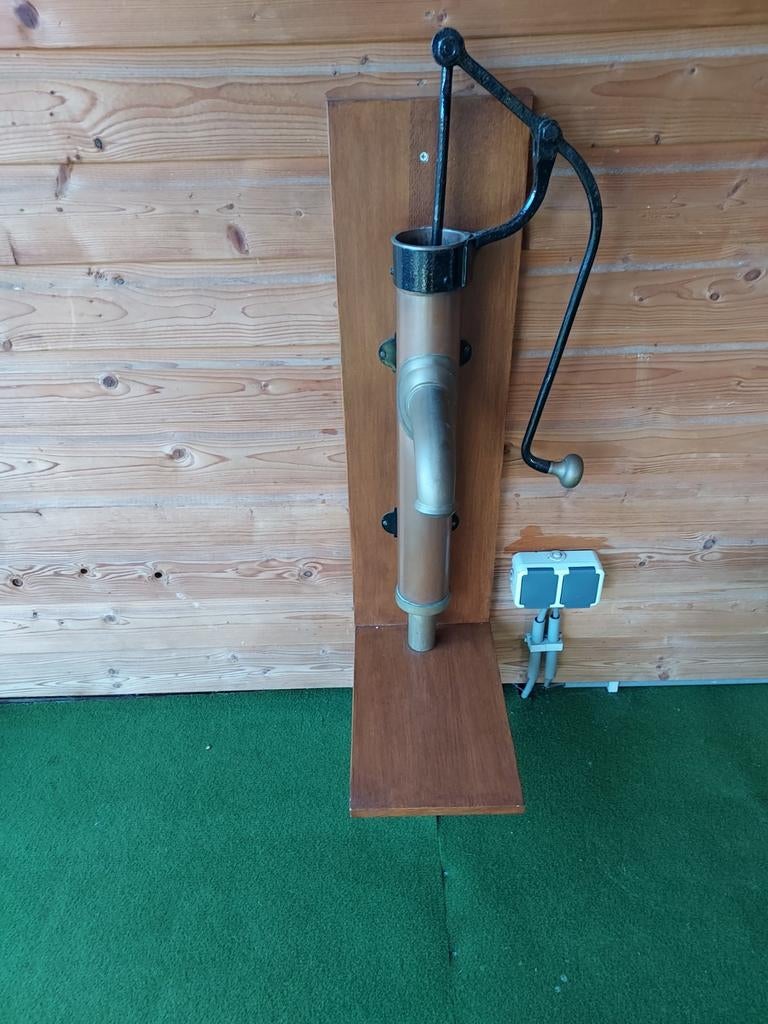 Een mooie koperen pomp met zwengel klein model, Ophalen