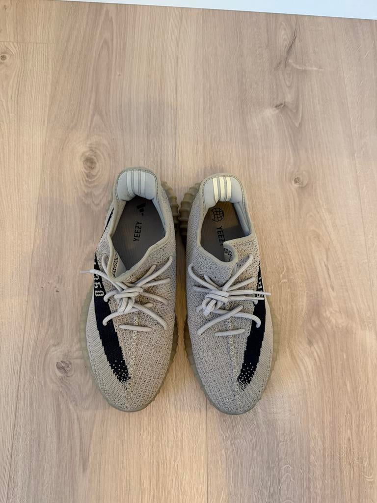 Yeezys boost 350 slate size 43, Ophalen of Verzenden, Zo goed als nieuw