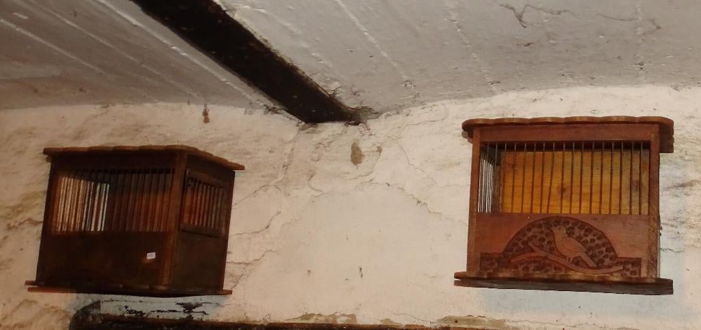 oud vogelkooitje voor vink met op voorkant uitgesneden vogel, Ophalen