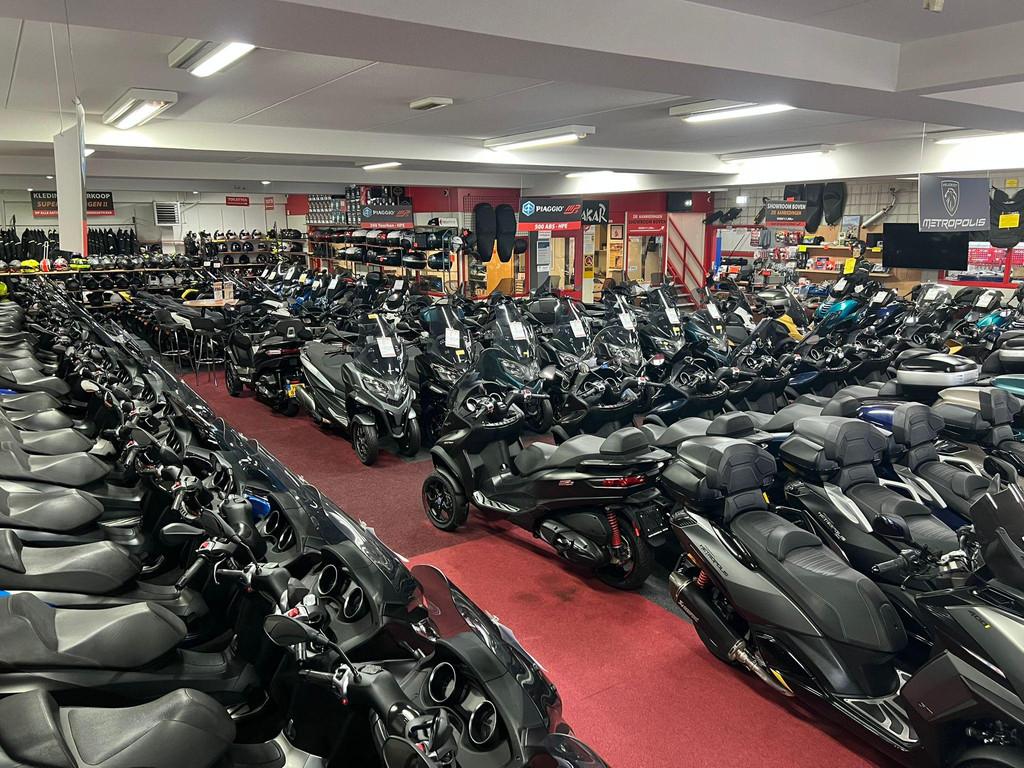 De Grootste Piaggio MP3, Peugeot Metropolis, Yamaha Tricity, Motoren, Bedrijf, Piaggio Vespa B.V., Customer_service@piaggio.com