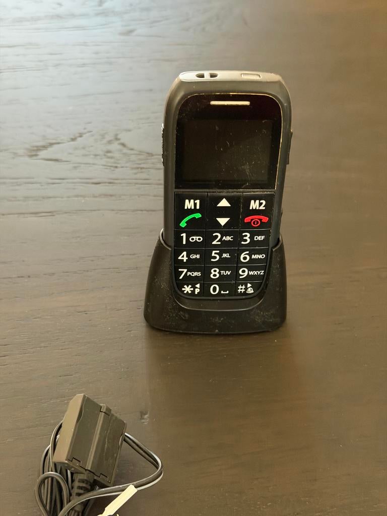 Eenvoudige seniorentelefoon met oplaadstation, Telecommunicatie, Mobiele telefoons | Overige merken, Ophalen, Gebruikt, Geen camera