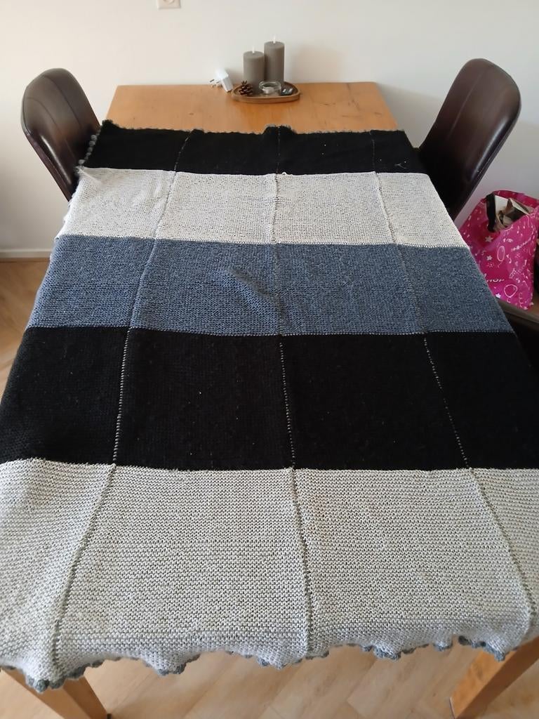 Handgemaakte gebreide deken - Zwart, grijs, blauw, Ophalen of Verzenden, Gebruikt