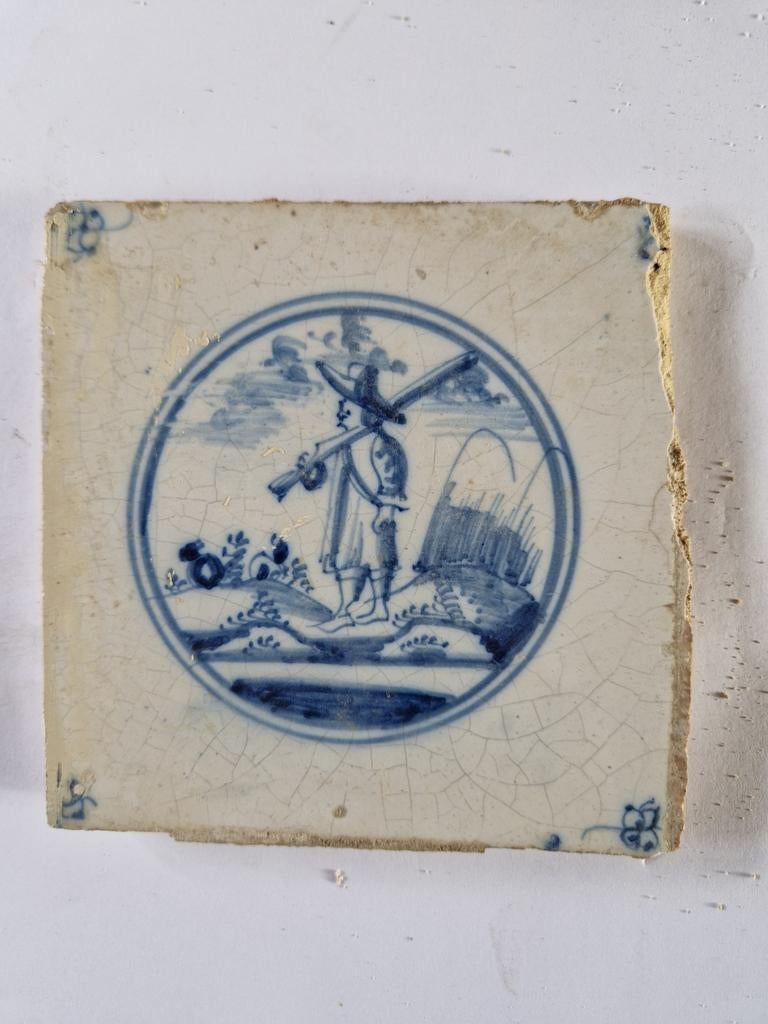 Oude Hollandse tegel met man in landschap, Antiek en Kunst, Antiek | Wandborden en Tegels, Ophalen of Verzenden