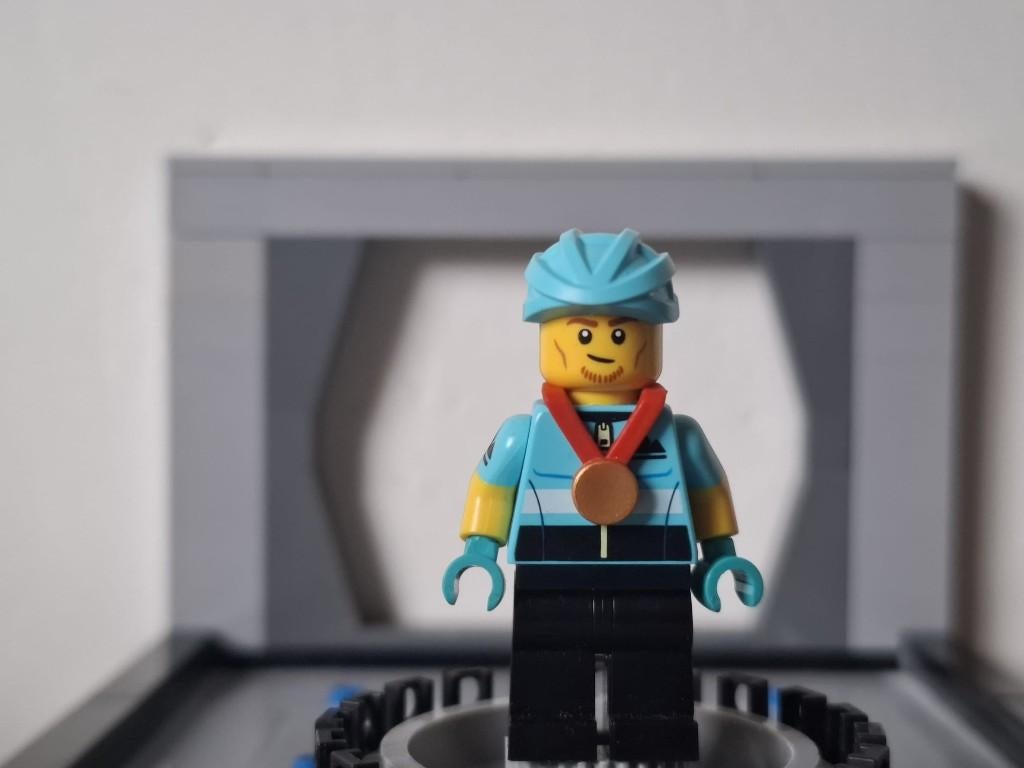LEGO Series 22 - minifiguur - col397 - Wheelchair Racer, Lego, Ophalen of Verzenden, Zo goed als nieuw, Minifiguren serie
