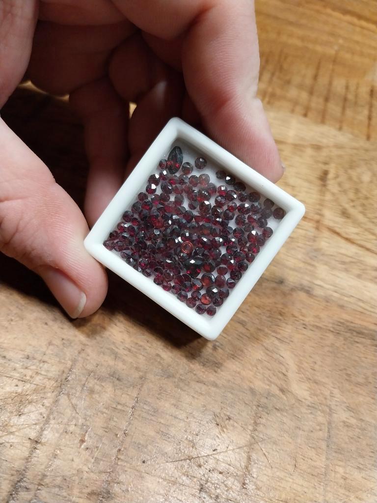 Doosje met aniek geslepen granaat, Ophalen of Verzenden, Zo goed als nieuw