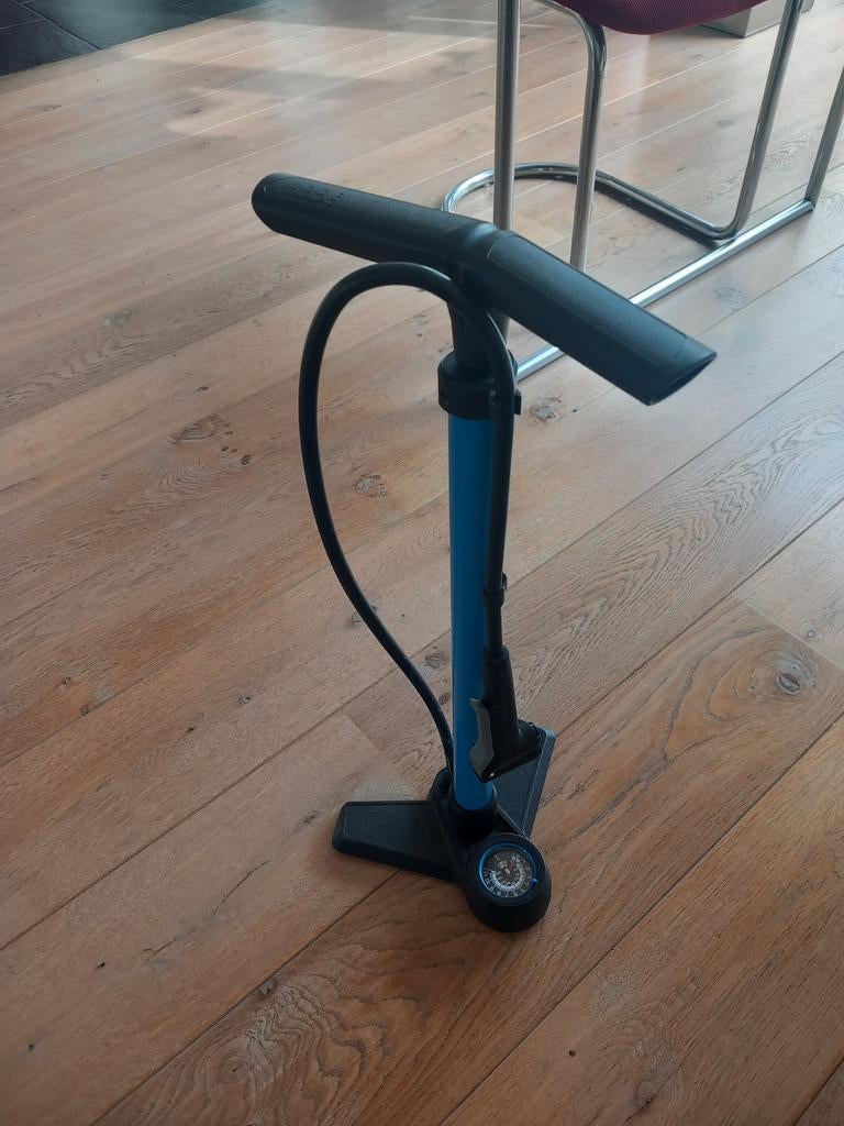 Zo goed als nieuwe fietspomp met drukmeter, Ophalen