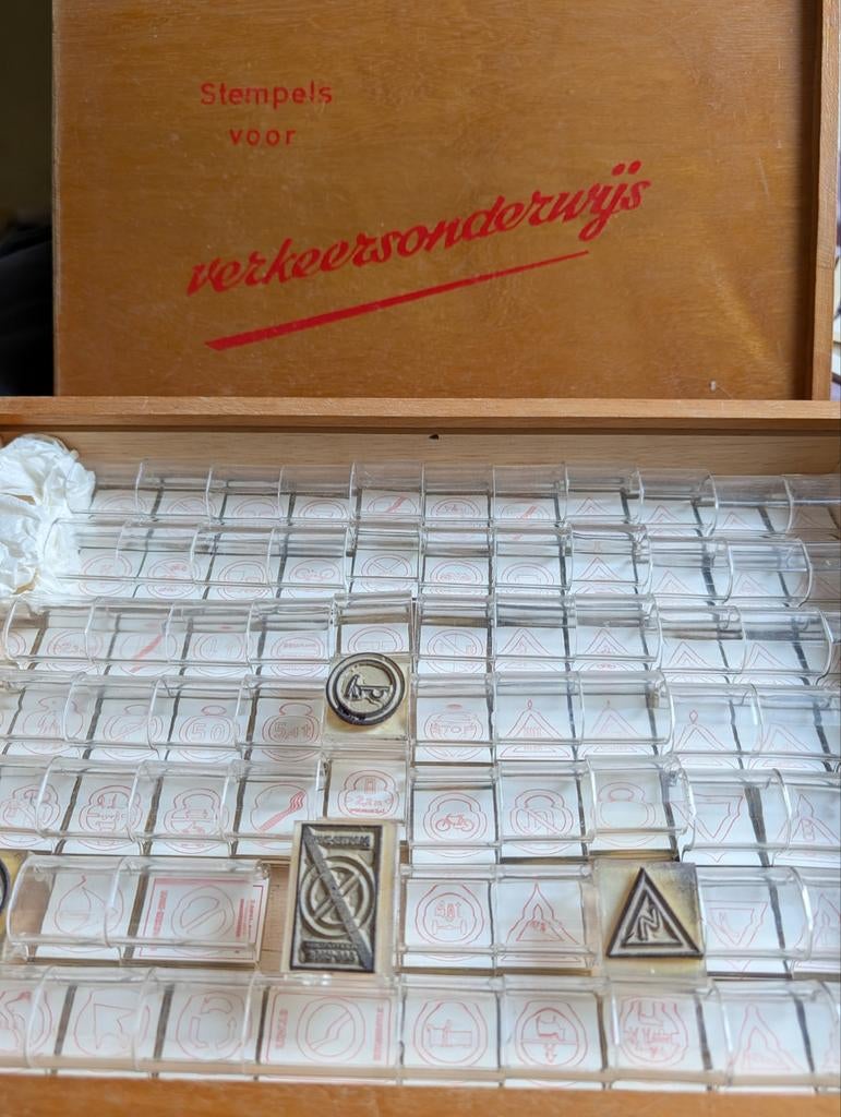 Vintage verkeersborden stempels in houten kist, Ophalen of Verzenden