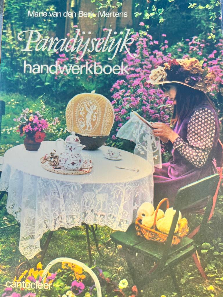 Paradijselijk Handwerkboek - Marie van den Berk Mertens, Ophalen of Verzenden, Gelezen, Breien en Haken