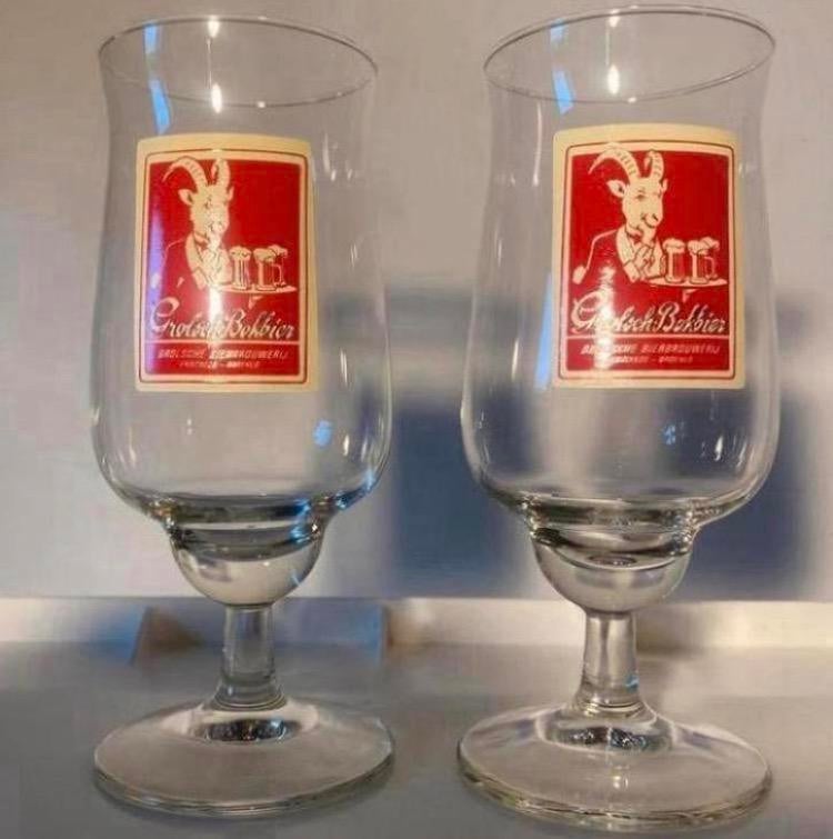 2 Grolsch bokbier / bockbier glazen op voet. Hoogte 16 cm., Verzamelen, Ophalen of Verzenden, Zo goed als nieuw, Glas of Glazen
