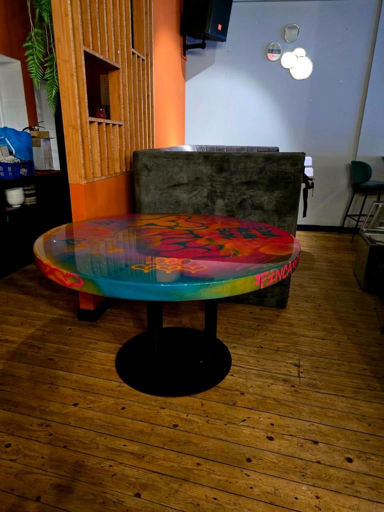 Unieke ronde tafel met kleurrijk graffiti design, Huis en Inrichting, Tafels | Eettafels, Ophalen, Overige materialen, Rond, Zo goed als nieuw