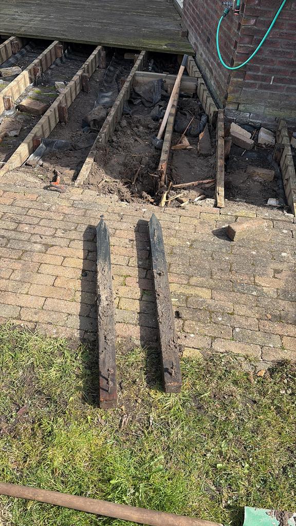 +- 100 hardhouten vlonderplanken/funderingspalen, Ophalen of Verzenden, Gebruikt, Hout