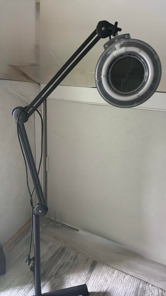 Zwarte staande LED lamp, Ophalen